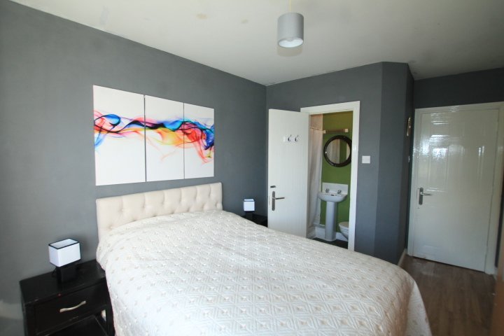 Bedroom Photo 2